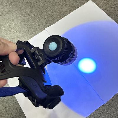 لامپ سیاه از نوع کلاه ایمنی UV با قابلیت تنظیم 90 درجه بالا و پایین، با 30 عدد LED با طول عمر متوسط، ناحیه تابش 50 میلی‌متری