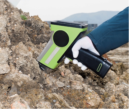 HXRF-800 آشکارساز فلزات سنگین خاک XRF دستی با محدوده تجزیه و تحلیل از منیزیم تا اورانیوم، وزن سبک 1.5 کیلوگرم و دمای عملیاتی -10 درجه سانتیگراد تا 50 درجه سانتیگراد